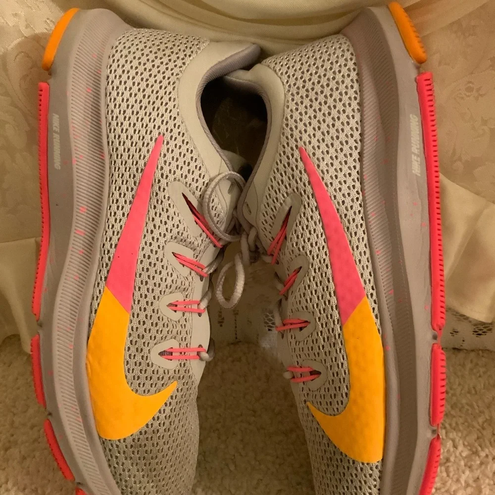 NIKE QUEST WOMENS SNEAKERS